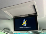 【フリップダウンモニター】大画面モニターで後席でもエンタメをお楽しみいただけます。小さなお子様にも大人気の装備です♪