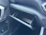 【グローブボックス】大容量のグローブボックスです!!車検証ケース他、日頃使う小物類の収納スペースもたくさんあります!