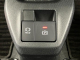 【電動パーキングブレーキ+オートブレーキホールド機能】 指先だけで簡単に操作が可能なパーキングブレーキ、スイッチを押すとブレーキペダルから足を離してもブレーキを保持できるオートブレーキホールド搭載。