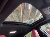 【大型サンルーフ】車内の解放感が一気に上がる大型のパノラマルーフ!季節を問わず開放的で快適なドライブをお楽しみいただけます。流通量も少なく希少価値の高い人気の装備です♪