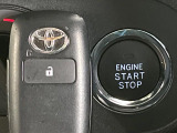 【スマートキー】カバンやポケットに入れたままでもドアの施錠・解錠が可能なスマートキーを装備。エンジンのオン・オフ時もカギを取り出す必要が無いからとっても便利です♪