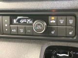 【オートエアコン】一度お好みの温度に設定すれば、車内の温度を検知し風量や温度を自動で調整。暑い&hellip;寒い&hellip;と何度もスイッチ操作をする必要はありません。快適な車内空間には必須の機能ですね♪