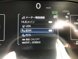 【ブラインドスポットモニター】隣の車線を走る車をレーダーで検知。ドアミラーでは確認しにくい後方エリアの車を検知して、ドアミラーに搭載されたLEDインジゲーターが点灯して注意を喚起してくれます。