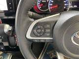 ステアリングスイッチ付き。前方から目を離すことなく操作することが可能です。