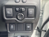 運転席右下のスイッチで各機能の切り替えや操作ができます。