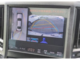パノラミックビューモニターを装備!上から車両を見下ろしたような映像をナビ画面に表示できます。車両前後左右に搭載した4つのカメラ映像を継ぎ目なく合成!目視では見えない部分もリアルタイムで見れます。