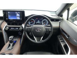 スポーティームード溢れる運転席周りですね。 クイックなドライビングに対応できるよな運転席回りになっています。 ドライブがますます楽しくなりますね!