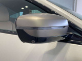 BMWのミラーは車種によって異なりますがレーンチェンジウォーニングが装備されております。詳しくは当店スタッフまでお問い合わせくださいませ。