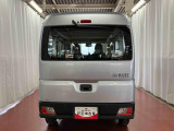 跳ね上げ式バックドアなので、雨天時の荷物の出し入れの際も濡れにくいです。