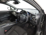 シンプルで使いやすいデザインの運転席です。