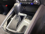 アクセルペダルを踏みこむ量や速さに応じて変速パターンを制御し、人馬一体の運転感覚を発揮してくれる6速オートマチック!