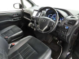 シンプルで使いやすいデザインの運転席です。