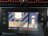リバースポジションにシフトすると自動的にカメラが作動、ナビゲーション画面に後方の視界が映し出される、安心のバックカメラを装備。