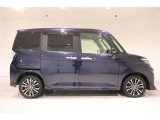 運転席側の真横からのサイドフォルム、シンプルで飽きのこないスタイリッシュなスタイルですね!乗降しやすそうなのがわかります。