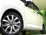 【純正15インチアルミホイール】外観にマッチした純正アルミホイールを装着しております。各種社外アルミホイールや、スタッドレスタイヤも取扱いしております。是非ご相談くださ