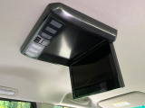 【フリップダウンモニター】大画面モニターで後席でもエンタメをお楽しみいただけます。小さなお子様にも大人気の装備です♪