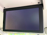 【フリップダウンモニター】大画面モニターで後席でもエンタメをお楽しみいただけます。小さなお子様にも大人気の装備です♪