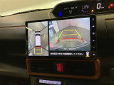 【パノラミックビューモニター】映像で、見づらい車両周辺の確認をアシスト。クルマを真上から見ているような映像を表示。 運転席から確認しにくい車両周囲の状況を把握。