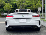 スタイリッシュに研ぎ澄まされたリアビュー。LEDライトがより引き締まったスタイルを実現。急ブレーキ時にはハザードランプ自動点灯し後続車への注意を促します。