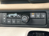 【オートエアコン】一度お好みの温度に設定すれば、車内の温度を検知し風量や温度を自動で調整。暑い&hellip;寒い&hellip;と何度もスイッチ操作をする必要はありません。快適な車内空間には必須の機能ですね♪