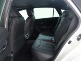居心地の良い後席空間が乗員に深いくつろぎをもたらします。