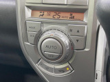 【オートエアコン】一度お好みの温度に設定すれば、車内の温度を検知し風量や温度を自動で調整。暑い&hellip;寒い&hellip;と何度もスイッチ操作をする必要はありません。快適な車内空間には必須の機能ですね♪