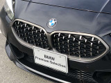左右のキドニー・グリルの中心にはBMWのエンブレムが鎮座し、個性を放つデザイン性を兼ね備えました。