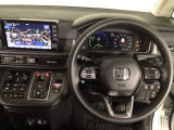 【ハンドル】運転にかかわる様々な操作を安全に行えるように視点移動が少なく操作性に配慮されたスイッチ類が凝縮されたコックピットです。
