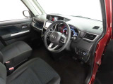 シンプルで使いやすいデザインの運転席です。