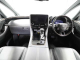 上質で落ち着いた印象のインパネ。視界も広々で運転しやすいです。