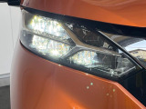 【LEDヘッドライト】悪天候や夜間走行時も良好な視界を確保し安心して運転できる高輝度LEDヘッドライトを装備!点灯速度が早く、消費電力も抑えられています。