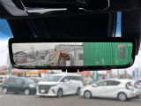 【デジタルインナーミラー(トヨタ)】車両後方カメラの映像をルームミラーに映すことが出来ます。 そのため、後席に人や荷物があって後方が見えづらい場合でもしっかり視界を確保することが出来ます。