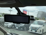 後方視界をクリアに映し出してくれるスマートルームミラー。