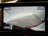 バックガイドモニター付き。車両後方の映像をナビ画面に表示し、駐車などの後退操作をサポートします。