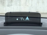 HUD: ヘッドアップディスプレイはドライバーが前方に集中できるよう、ナビや車速情報をフロントガラスに投影するシステムです。