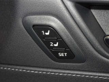 運転席のパワーシートは2名様分までメモリー機能付きです。