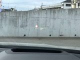 HUD: ヘッドアップディスプレイはドライバーが前方に集中できるよう、ナビや車速情報をフロントガラスに投影するシステムです。