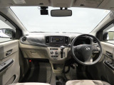 【運転しやすい環境】視界が広く車両感覚が掴みやすい運転席です。手が触れるハンドル周りもきれいにケア済みで、快適に出発できます。