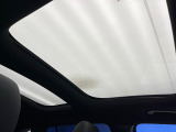 ●サンルーフ:開放感たっぷりの希少装備、サンルーフが装着されています!車内に明かりを取り入れたり景色を楽しむ以外にも、車内の空気も簡単に換気できて快適です!