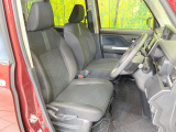 運転席まわりには十分なスペースがあり、大柄な方でもゆったり運転していただける環境です。