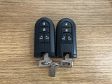 【スマートキー】 スマートキーを携帯していれば、ドアハンドルのボタンを押してロックの解除ができ、パワースライドドアもワンタッチで開閉できます