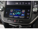 使いやすさや安全性を追求したステアリング周り!高級車ゆえにスイッチ類が多いのも特徴ですね!考え尽くされた配置ですぐに使いこなす事が出来ますのでご安心下さい!是非、体感してみて下さい!!