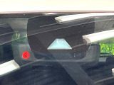 【トヨタセーフティセンス】走行中に前方の車両等を認識し、衝突しそうな時は警報とブレーキで衝突回避と被害軽減をアシスト。より安全にドライブをお楽しみいただけます。