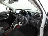 シンプルで使いやすいデザインの運転席です。