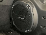 重低音が響くアルパインサブウーハー