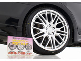 個性的なリアビューで御座います。精悍な佇まいは高級車ならではです。