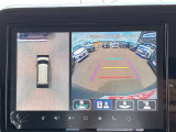 【全方位カメラ】全方位モニターを装備し、車両の周囲を上空から見下ろすように映像で確認可能。駐車や狭い道での操作をサポートし、安全性を高めます。