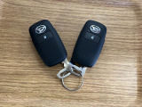 【スマートキー】 スマートキーを携帯していれば、ドアハンドルのボタンを押すだけでロックの解除ができます。