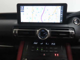 純正ナビ付です。もちろん車両後方を表示するバックガイドモニターが付いていて車庫入れ安心!