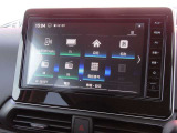ナビゲーション+AV 2画面表示(デュアルウィンドウ)、地デジTV、FM/AM、microSDカード(音楽/動画ファイル再生)、Bluetooth Audio、ハンズフリーフォン、スマホ連携、音声認識対応の純正9インチ大型ナビです。